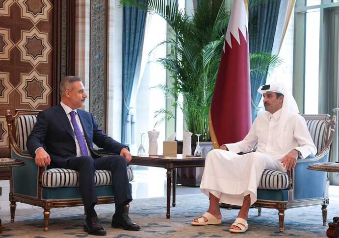 Dışişleri Bakanı Hakan Fidan, Katar Emiri Şeyh Temim bin Hamed Al Sani ile Doha'da el sıkışırken