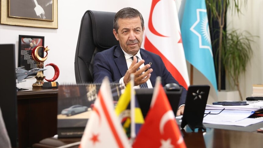 KKTC Dışişleri Bakanı Tahsin Ertuğruloğlu'nun açıklama yaptığı bir fotoğraf.