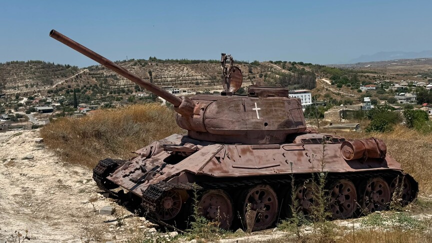 KKTC Akıncılar köyünde sergilenen ve Kıbrıs Barış Harekatı'ndan kalma 3 adet tank.