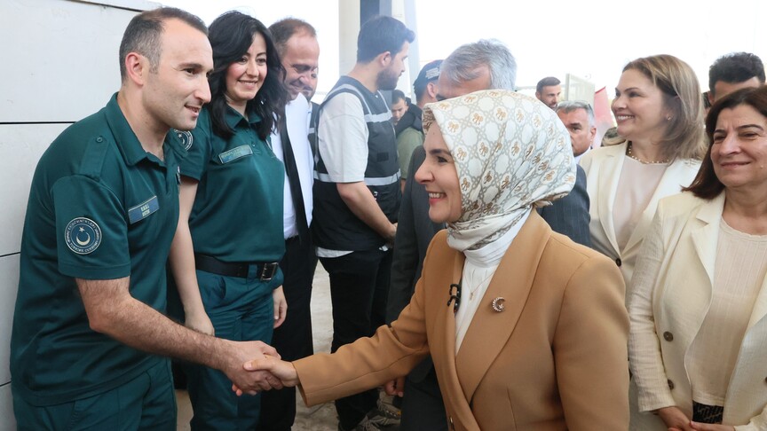 Aile ve Sosyal Hizmetler Bakanı Mahinur Özdemir Göktaş, Kapıkule Sınır Kapısı'nda gurbetçileri karşılarken