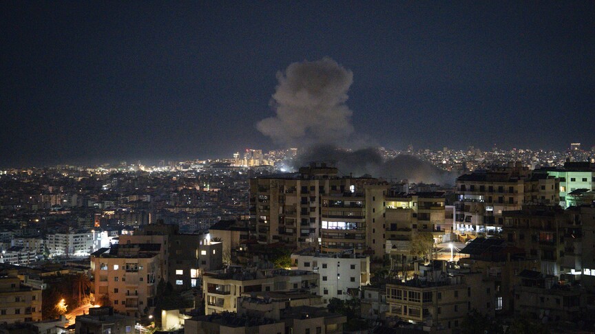 ABD ve İran bayrakları, arka planda askeri jetler.