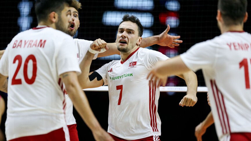 A Milli Erkek Voleybol Takımı oyuncuları galibiyet sonrası sevinç yaşıyor.