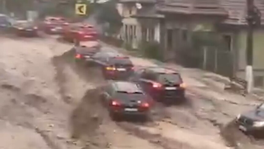 Romanya'da şiddetli yağış Busteni kasabasını su altında bıraktı haber görseli
