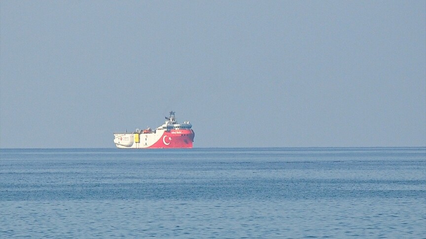 Oruç Reis sismik araştırma gemisi Mersin açıklarında demirli halde görülüyor.