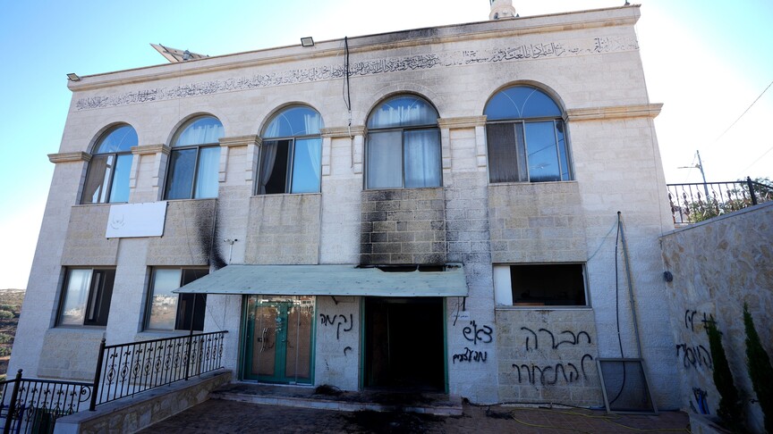 İşgal altındaki Batı Şeria'da kundaklanan cami.