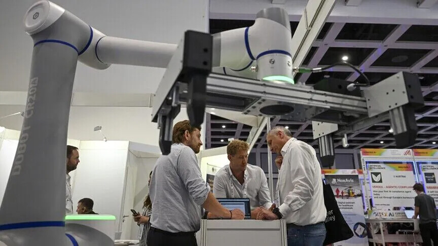 Kuajt robotikë dhe robotët për kalërim të gjeneratës së re tërheqin vëmendje në konferencën e Shangait