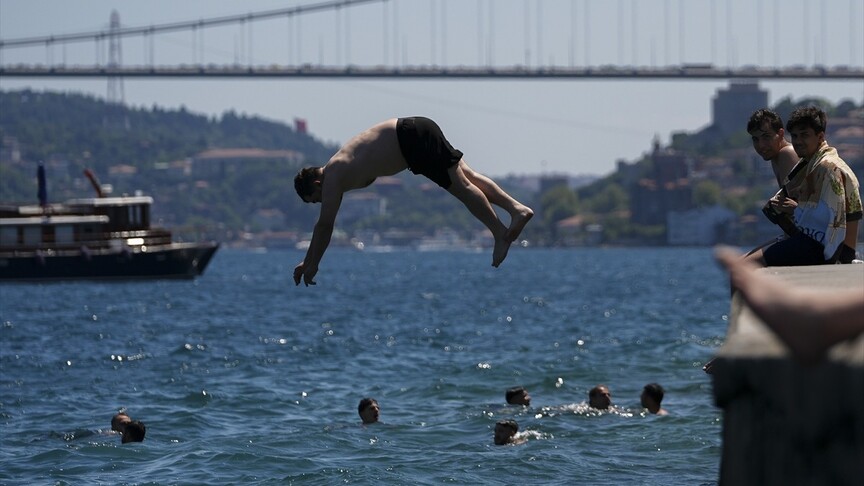 İstanbul'da sıcak havadan bunalan vatandaşların sahil kenarlarında ve parklarda vakit geçirmesi.