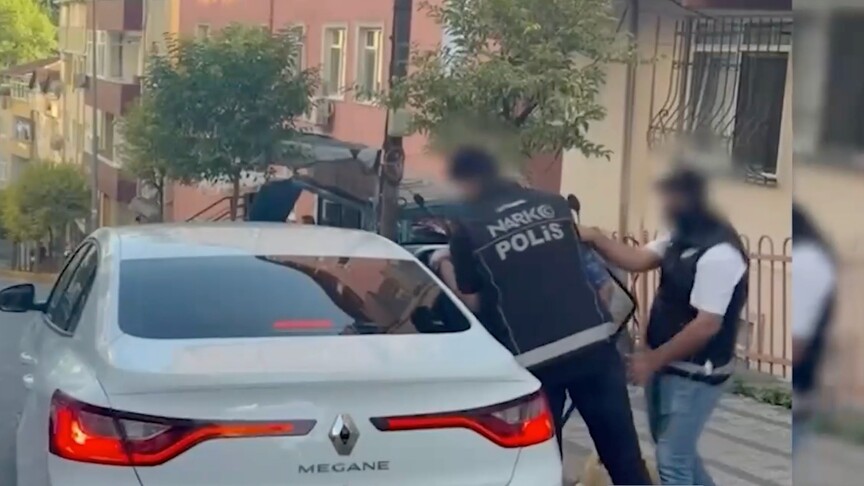 İstanbul'da polis ekipleri tarafından yakalanan kırmızı bültenle aranan uyuşturucu madde taciri.