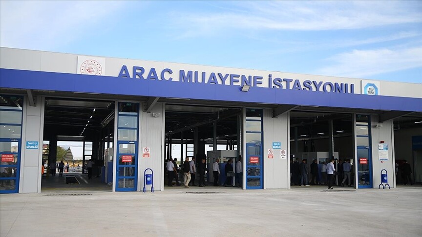 Türkiye'de trafiğe çıkan araçların muayene istasyonunda denetimden geçtiği bir sahne.