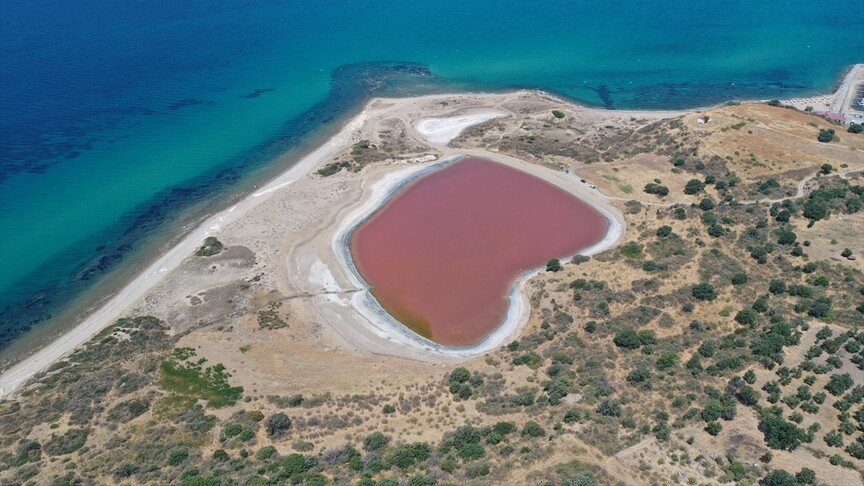 Çanakkale'deki "Kalpli Göl" pembeye büründü haber görseli