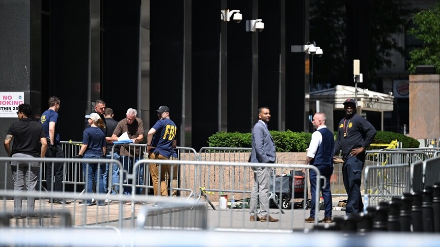 New York'ta Federal Plaza önünde polis ve güvenlik güçlerinin olay yerinde aldığı önlemler.