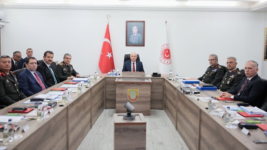 Milli Savunma Bakanı Yaşar Güler'in Kıbrıs Türk Barış Kuvvetleri Komutanlığını ziyareti sırasında çekilmiş bir fotoğrafı.