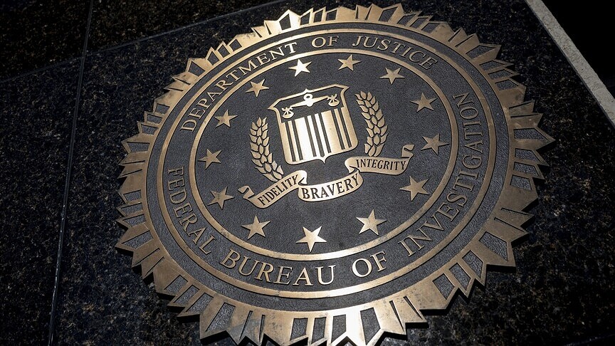 ABD Federal Soruşturma Bürosu (FBI) logosu ve ABD Göçmenlik ve Gümrük Muhafaza Dairesi (ICE) binası.