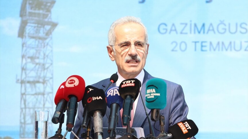 Ulaştırma ve Altyapı Bakanı Abdulkadir Uraloğlu'nun konuşma yaptığı bir fotoğraf.