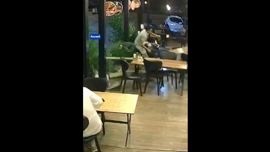 Kocaeli'de kontrolden çıkan motosikletin lokantadaki müşteriye çarpması kamerada haber görseli