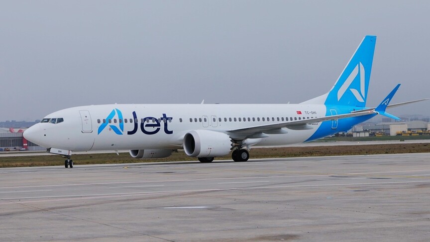 AJet uçağı pistte hareket ederken