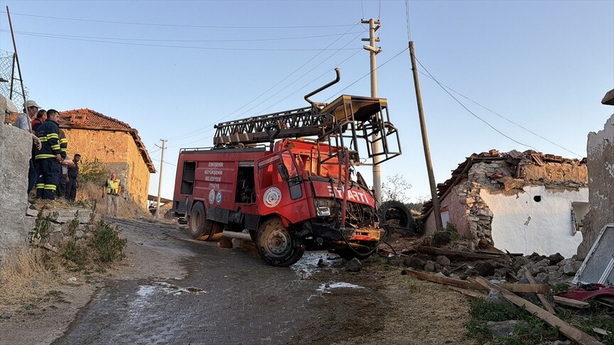 Eskişehir'de evin duvarına çarpan itfaiye aracındaki 3 kişi yaralandı haber görseli