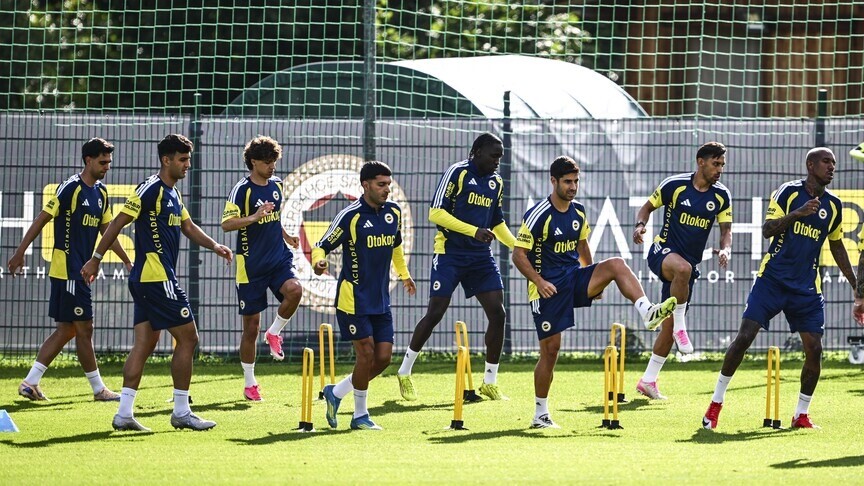Fenerbahçe futbol takımı oyuncuları sahada