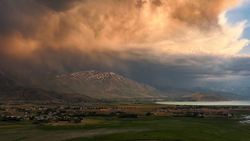Türkiye haritası üzerinde şiddetli meteorolojik olayların yaşandığı bölgeleri gösteren bir görsel.