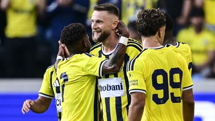 Fenerbahçe futbol takımının Şampiyonlar Ligi kupası önündeki sembolik bir görseli.