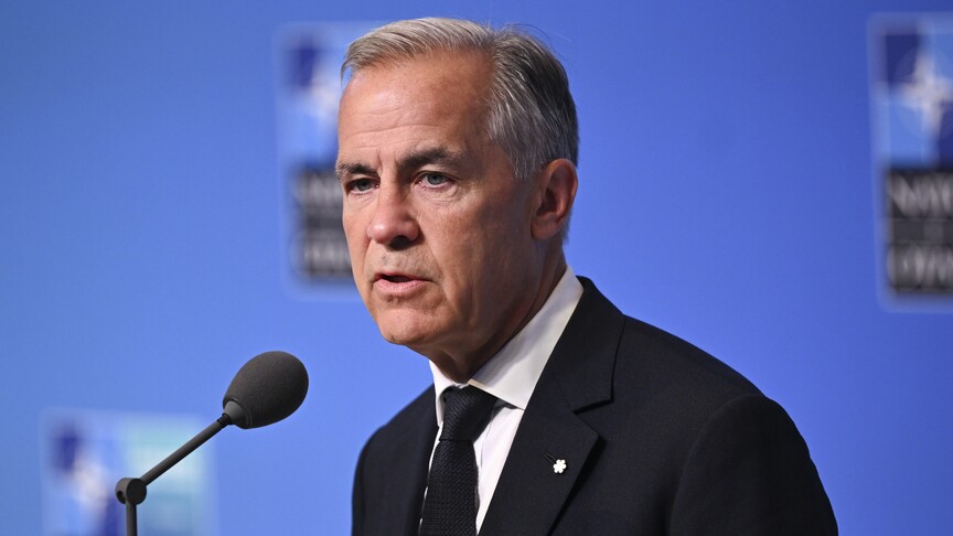 Kanada Başbakanı Mark Carney'nin bir basın toplantısı sırasında konuşma yaptığı an.