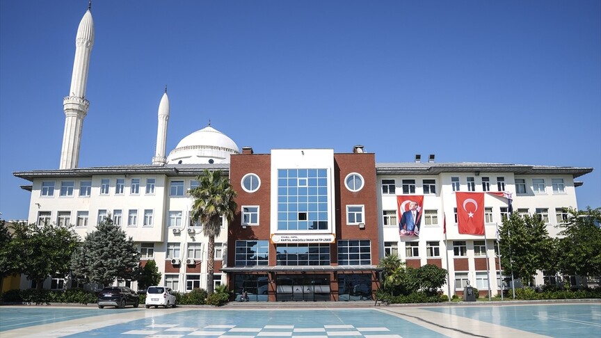 Kartal Anadolu İmam Hatip Lisesi önünde öğrenciler