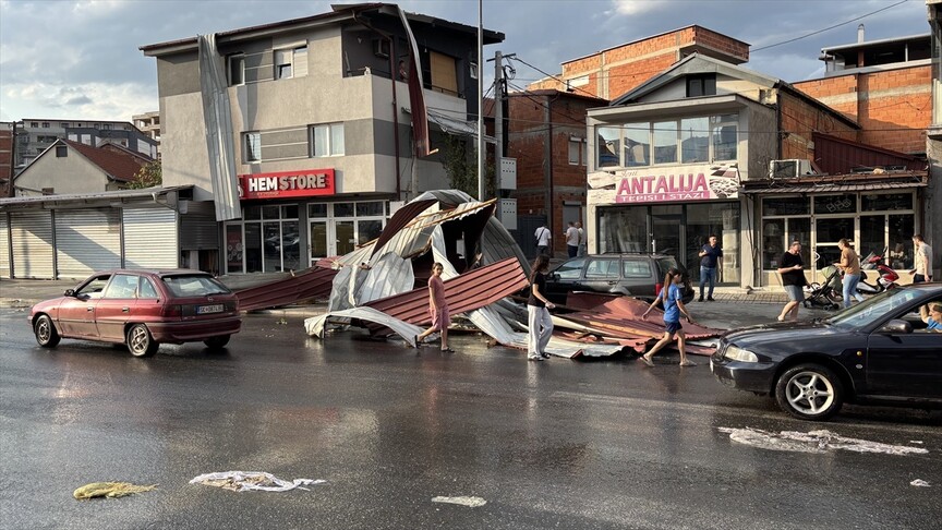 Kuzey Makedonya'nın başkenti Üsküp'te fırtına hayatı olumsuz etkiledi haber görseli
