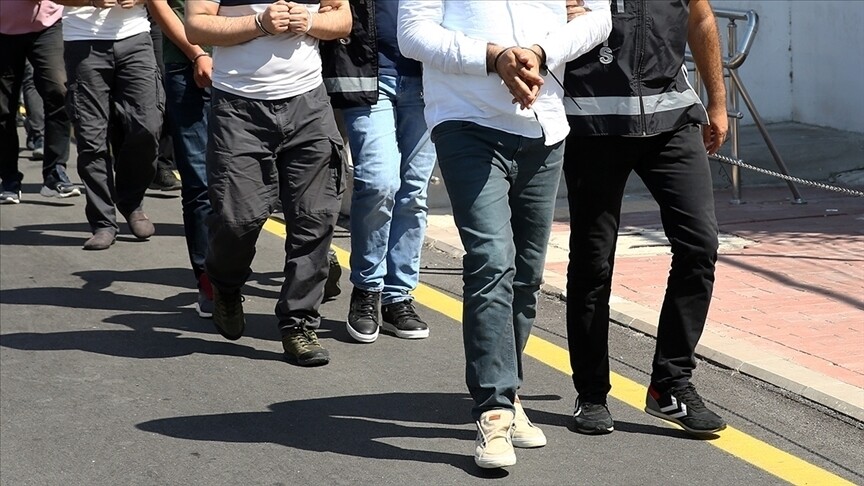 İstanbul merkezli 16 ilde dolandırıcılık gelirlerinin aktarılmasına yönelik operasyonda 20 şüpheli yakalandı haber görseli