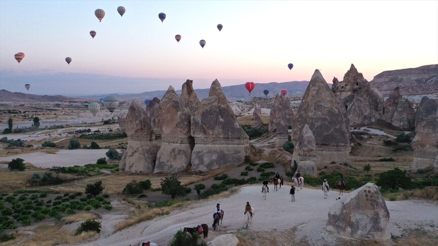 Kapadokya'da yılın ilk yarısında 250 bini aşkın turist balon turuna katıldı haber görseli