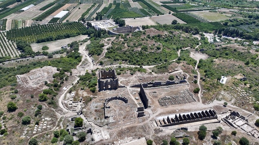 Aspendos'un yaklaşık 2 bin yıllık ana caddesi yeniden hayat buldu haber görseli