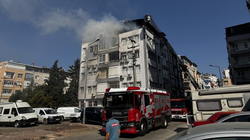 Antalya'da apartmanın teras katında çıkan yangında mahsur kalan 2 kişi kurtarıldı haber görseli