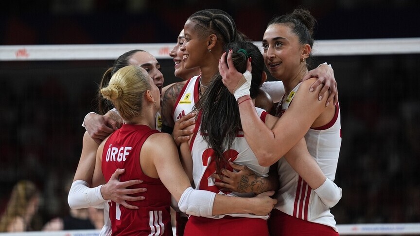 A Milli Kadın Voleybol Takımı oyuncuları sahadan galibiyet sevinciyle ayrılıyor.