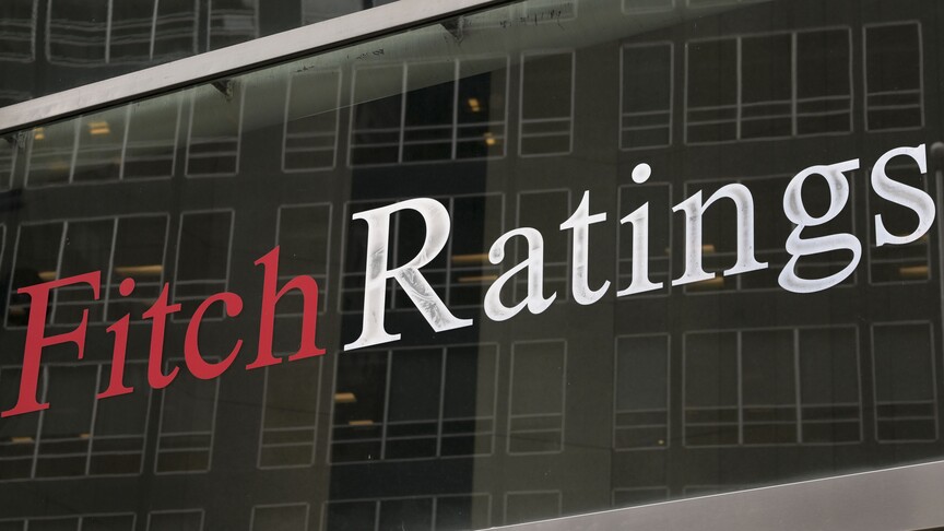 Fitch Ratings logosu ve Türkiye ekonomisi grafiği.