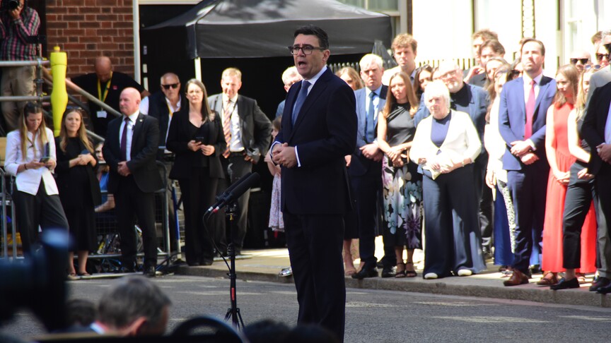 İngiltere Başbakanı Burnham, görevindeki ilk günde 6 yabancı liderle görüştü