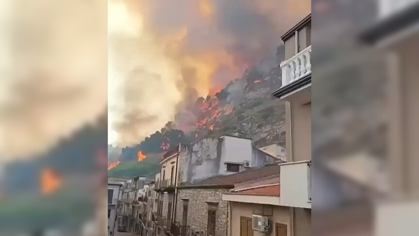 İtalya'nın Sicilya Adası'ndaki orman yangını bir beldeyi tehdit ediyor haber görseli
