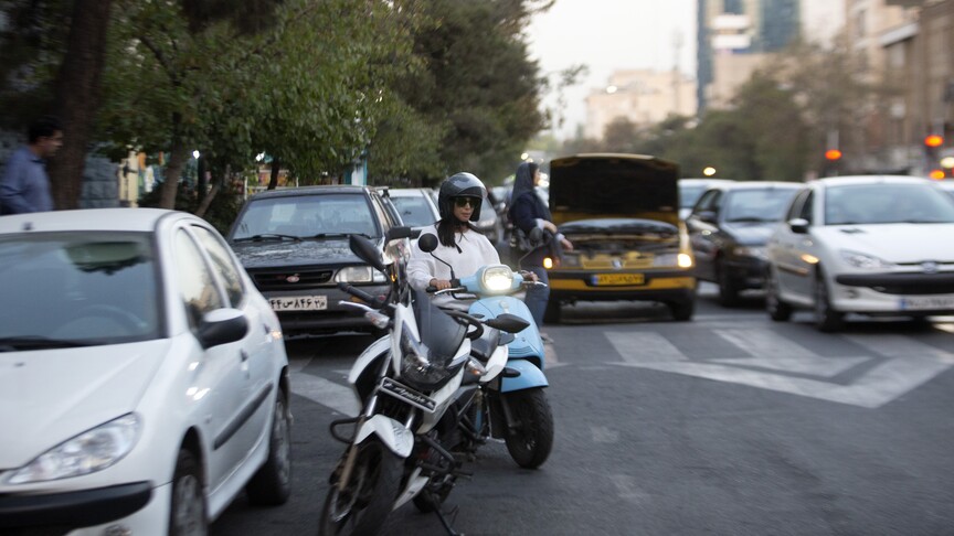 İran'da kadınlara motosiklet ehliyeti verilmesi hazırlıkları tamamlandı ancak savaş nedeniyle ertelendi.