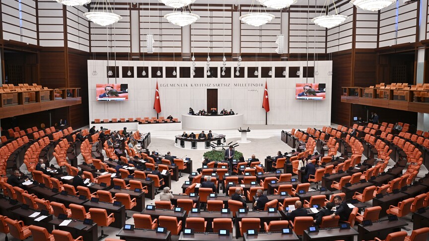 En düşük emekli aylığının artırılmasına yönelik düzenlemeyi de içeren kanun teklifi, TBMM Genel Kurulunda haber görseli