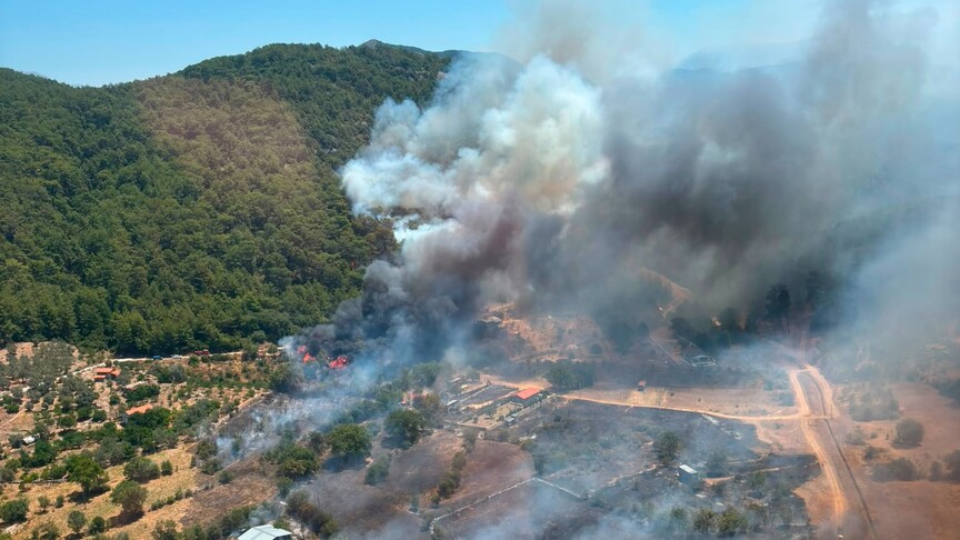 Fethiye'de çıkan orman yangınına havadan ve karadan müdahale ediliyor
