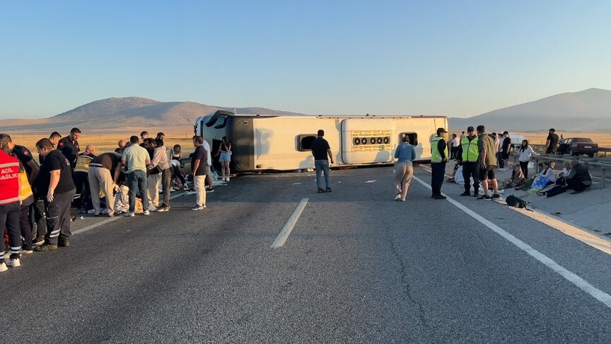 Kütahya'da yolcu otobüsü bariyerlere çarpıp devrildi haber görseli