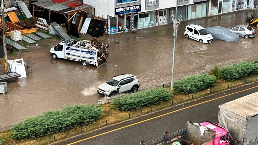 Erzurum'da etkili olan sağanak yüzünden sürücüler yolda ilerlemekte güçlük çekti haber görseli
