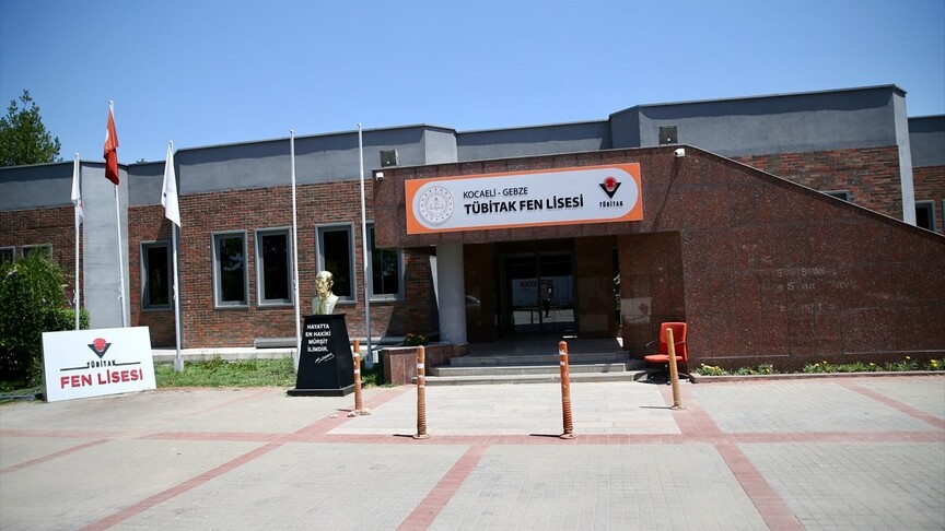 TÜBİTAK Fen Lisesi, öğrencilerinin YKS'de aldığı başarılı sonuçlarla göz doldurdu haber görseli