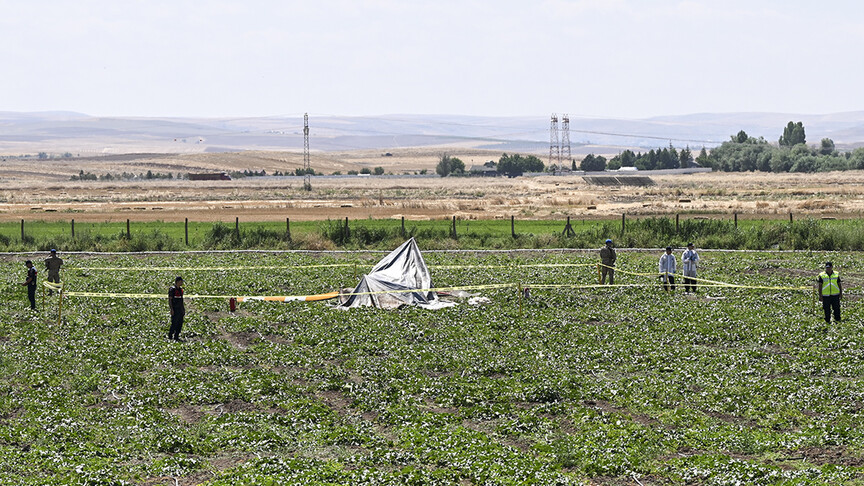 Ankara'da tarlaya düşen eğitim helikopteri ve olay yeri.