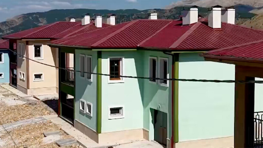 Bakan Kurum'dan 6 Şubat depremleri sonrası Adıyaman'da inşa edilen köy evlerine ilişkin paylaşım haber görseli