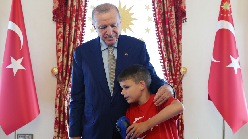 Presidenti turk pret djaloshin 12 vjeçar që qëndron pas fushatës  Cake Not Hate 
