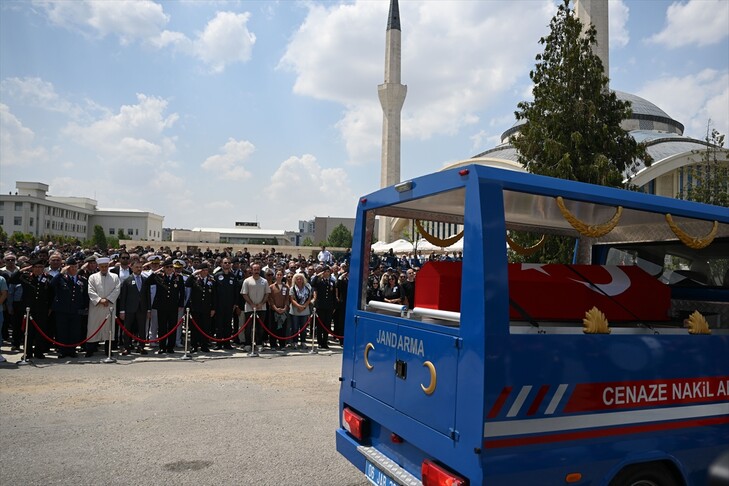 Ankara'da kaza kırıma uğrayan helikopterde hayatını kaybeden pilot son yolculuğuna uğurlandı haber görseli