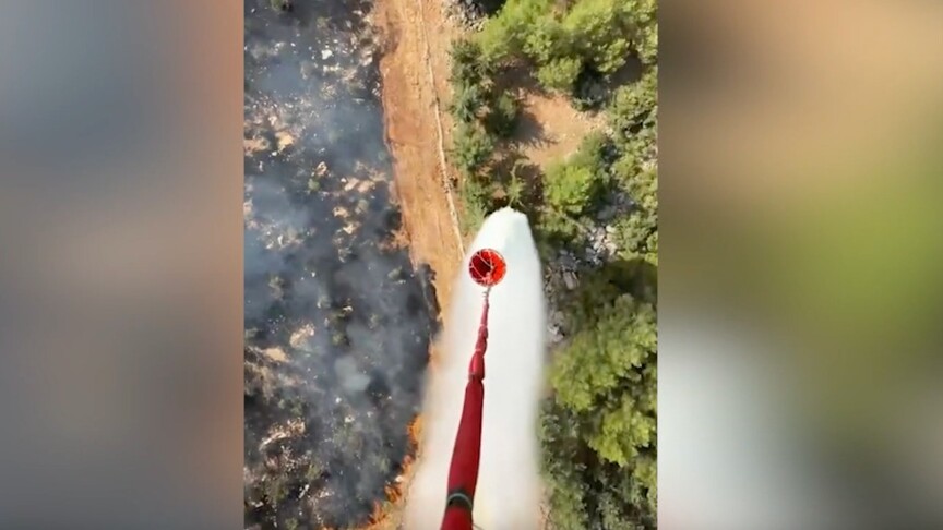 Antalya'da orman alanı dışındaki arazide çıkan yangına müdahale ediliyor haber görseli