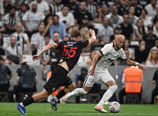 قدم.. بشيكطاش التركي يحسم جولة الذهاب أمام ميتلاند الدنماركي