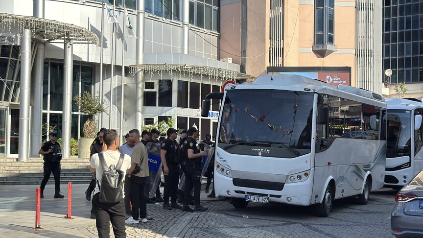 İzmit Belediyesine yönelik yolsuzluk soruşturmasında 20 şüpheli tutuklandı haber görseli