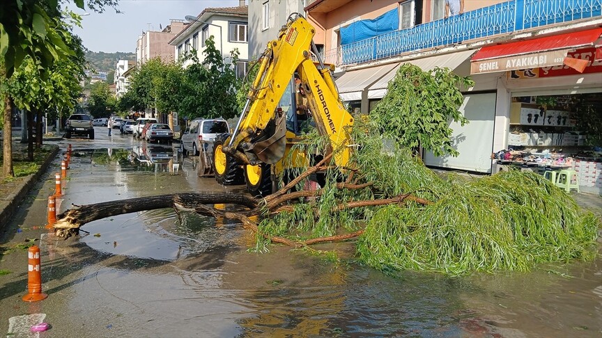 Amasya'da şiddetli fırtına ve sağanak hayatı olumsuz etkiledi haber görseli