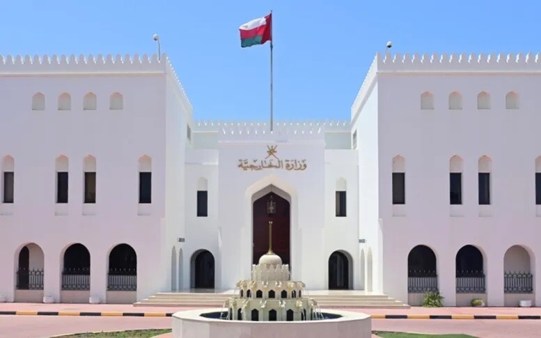 عُمان تدعو لتجنب التصعيد بالبحر الأحمر بعد استهداف سفينة سعودية